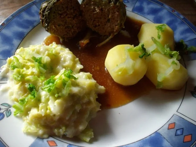 Rezept: wirsingrouladen mit rahmwirsing und salzkartoffeln Bild Nr. 11 wirsingrouladen mit rahmwirsing und salzkartoffeln - Rezept - Bild Nr. 11