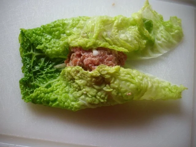 Rezept: wirsingrouladen mit rahmwirsing und salzkartoffeln Bild Nr. 6 wirsingrouladen mit rahmwirsing und salzkartoffeln - Rezept - Bild Nr. 6