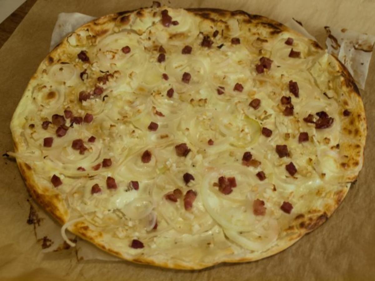 Bilder für Flammkuchen mit Flammkuchenböden und Katenschinken fein gewürfelt - Rezept