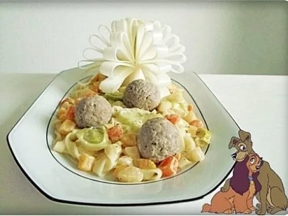 Bandnudeln nappiert mit Gemüsesauce und Fleischbällchen dazu - Rezept