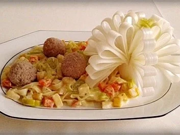 Bandnudeln nappiert mit Gemüsesauce und Fleischbällchen dazu - Rezept - Bild Nr. 2