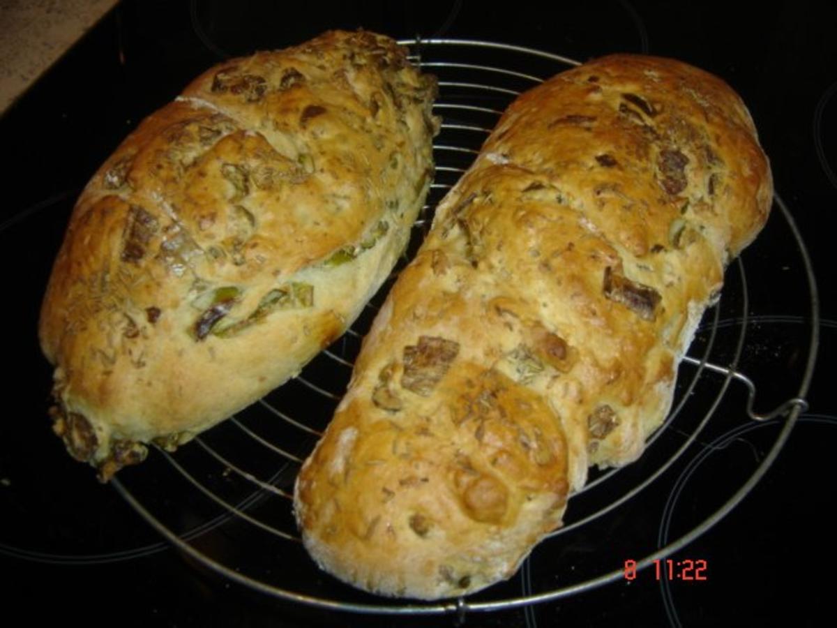 Bilder für Oliven-Peperonie-Brot - Rezept