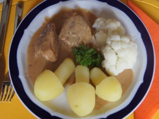 Rezept: Schweinefleisch in Bier-Sahne-Sauce mit Blumenkohl und Kartoffelpilzen Bild Nr. 20 Schweinefleisch in Bier-Sahne-Sauce mit Blumenkohl und Kartoffelpilzen - Rezept - Bild Nr. 20
