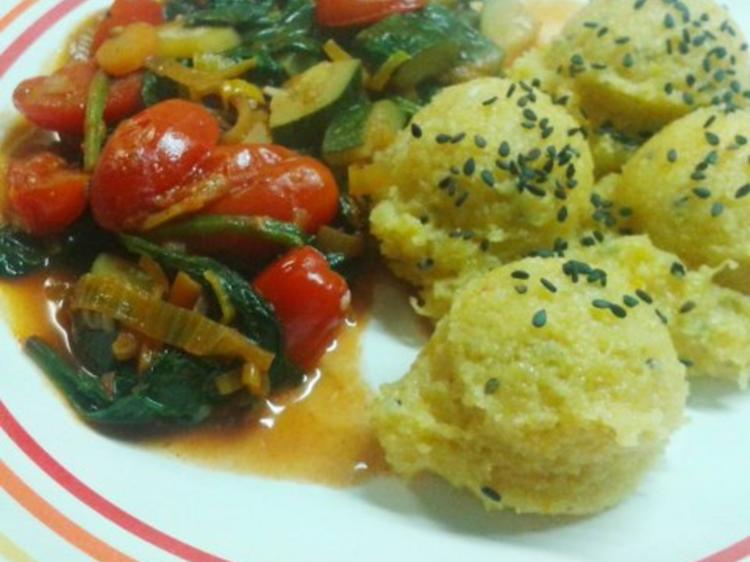 Orangen-Polenta mit schwarzem Sesam und Gemüsepfanne in Tomaten-Ras el ...