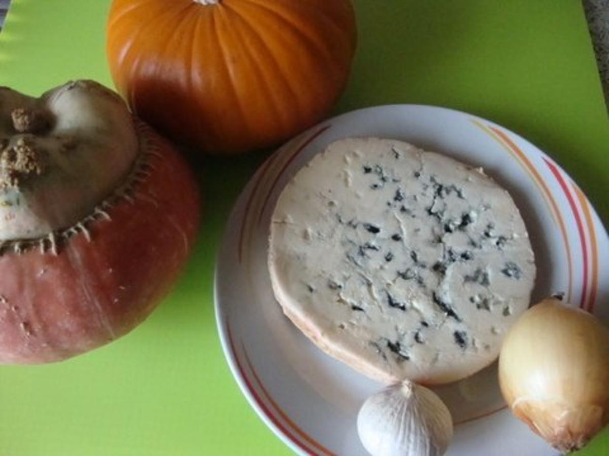 Kürbissüppchen nach "SuppenGeniesser Art" mit Edelpilzkäse verfeinert - Rezept - Bild Nr. 3