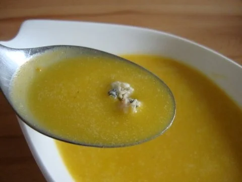 Kürbissüppchen nach "SuppenGeniesser Art" mit Edelpilzkäse verfeinert - Rezept - Bild Nr. 2