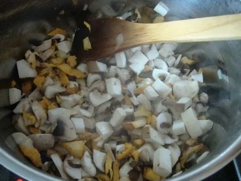 Rezept: Pilzsuppe nach "SuppenGeniesser Art" mit Käsetrilogie verfeinert Bild Nr. 7 Pilzsuppe nach "SuppenGeniesser Art" mit Käsetrilogie verfeinert - Rezept - Bild Nr. 7