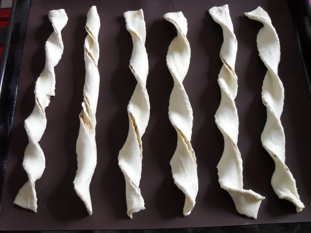 Blätterteigstangen mit Nussfüllung - Rezept - Bild Nr. 17