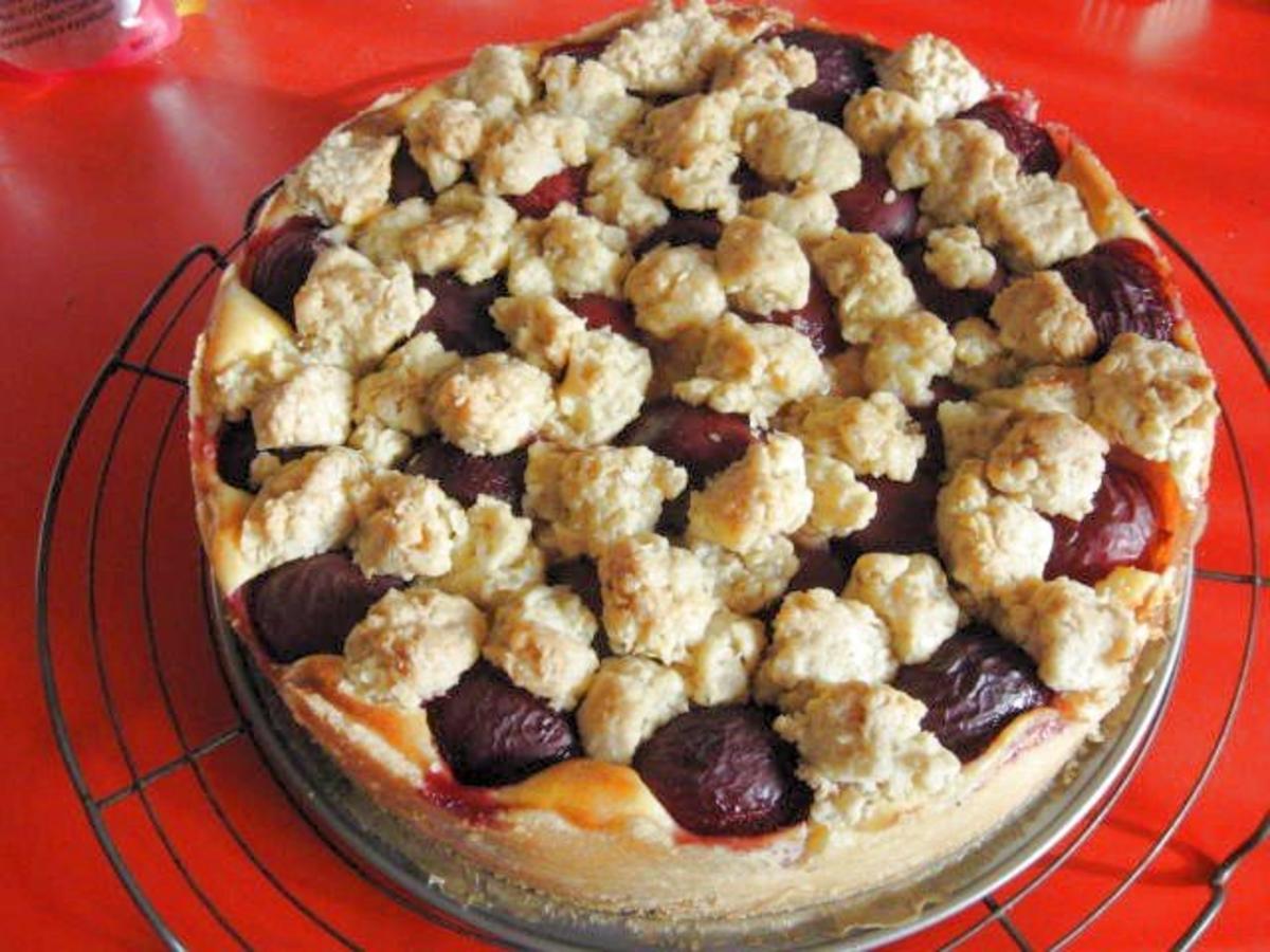 Käsekuchen mit Pflaumen und Streusel - Rezept