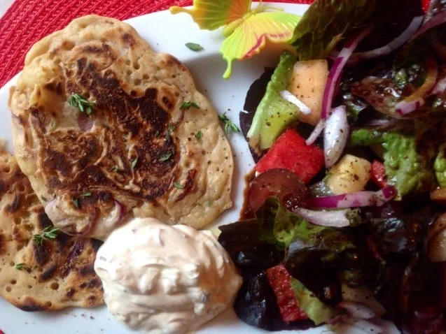 Apfel - Zwiebel - Pfannkuchen mit Schmand und Feldsalat - Rezept - Bild Nr. 3