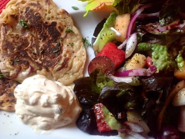 Apfel - Zwiebel - Pfannkuchen mit Schmand und Feldsalat - Rezept - Bild Nr. 4