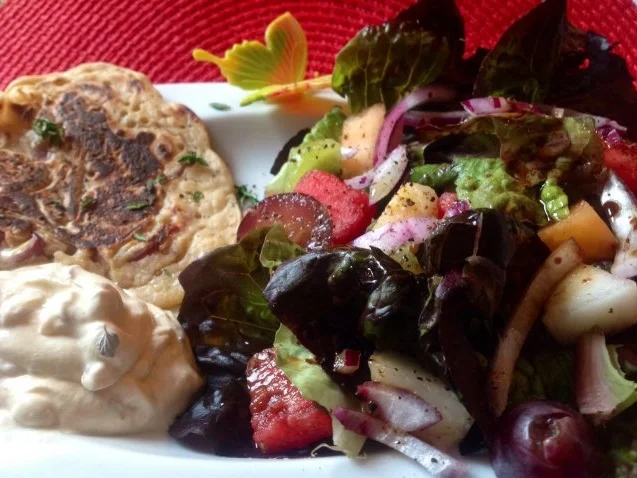 Apfel - Zwiebel - Pfannkuchen mit Schmand und Feldsalat - Rezept - Bild Nr. 5