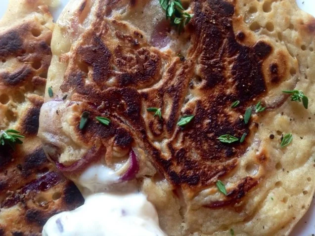 Apfel - Zwiebel - Pfannkuchen mit Schmand und Feldsalat - Rezept - Bild Nr. 6