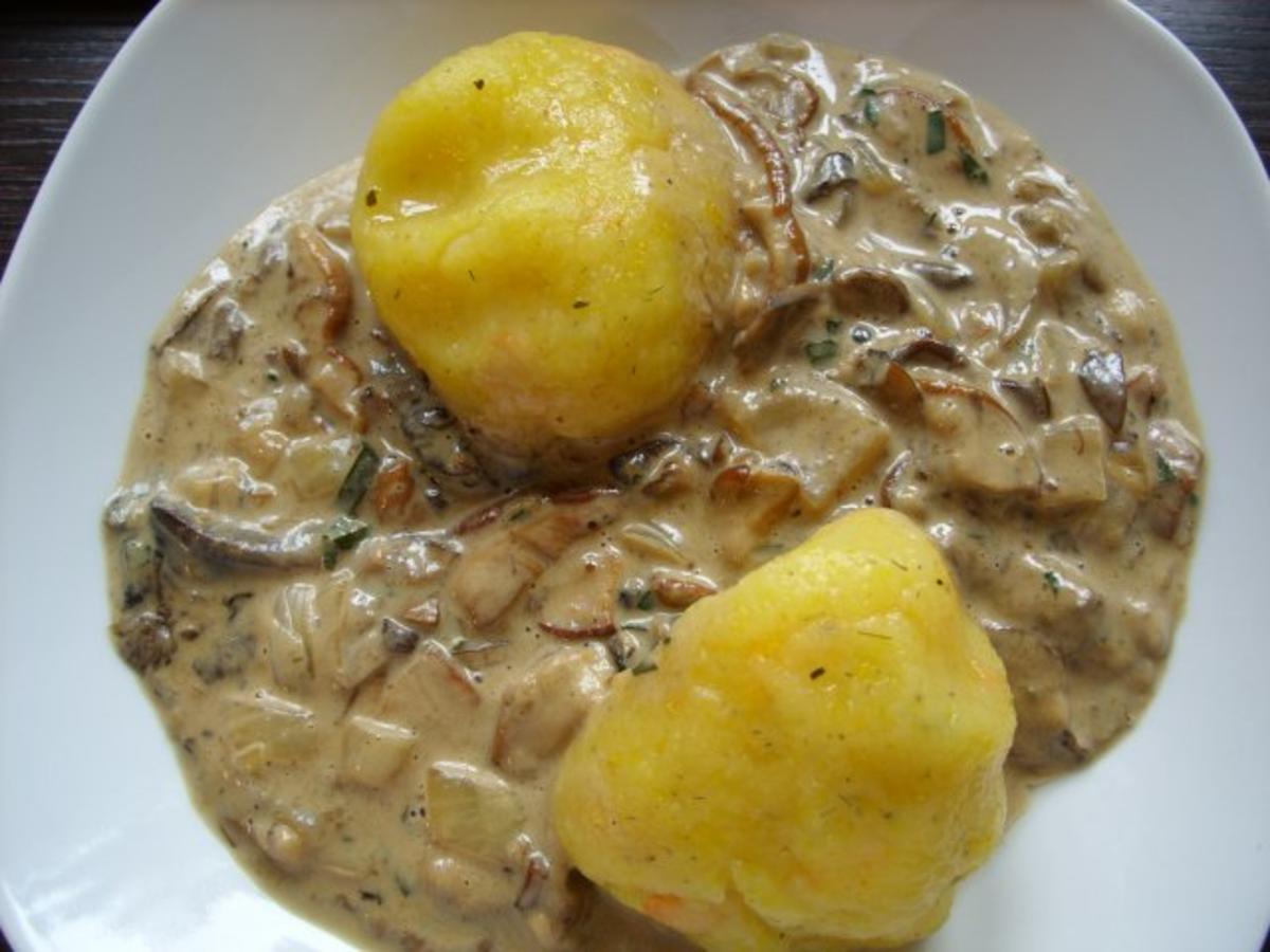 Kartoffel-Kürbis-Klöße mit Steinpilzragout - Rezept