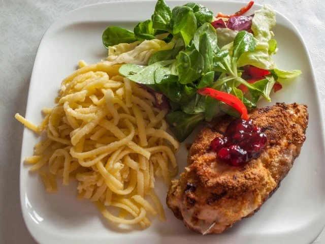 Hähnchenbrustfilets gefüllt und bunter Salat - Rezept