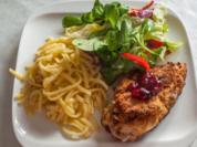 Hähnchenbrustfilets gefüllt und bunter Salat - Rezept