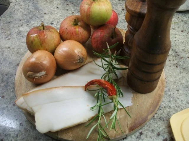 Rezept: Brotaufstrich: Verschärftes Apfelschmalz Bild Nr. 2 Brotaufstrich: Verschärftes Apfelschmalz - Rezept - Bild Nr. 2