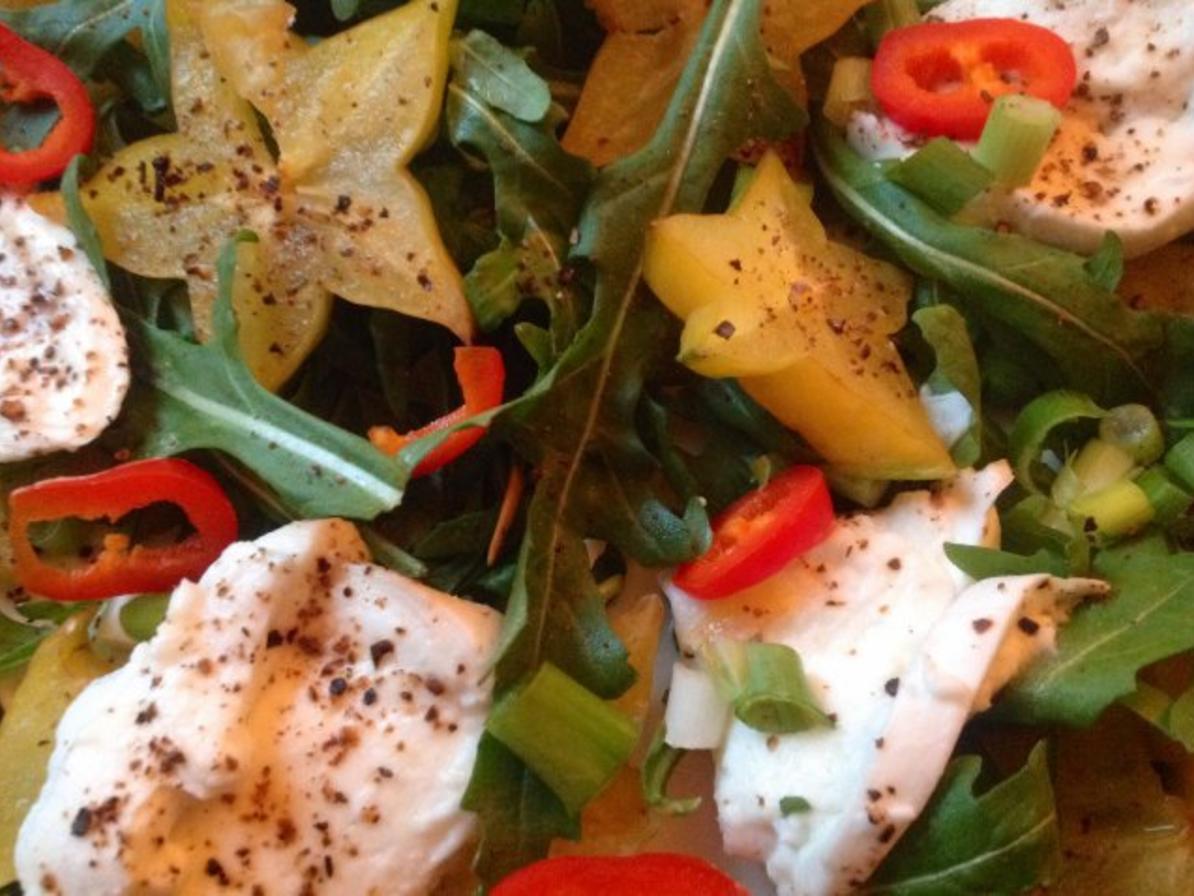 Mozzarella mit Rucola, Sternfrucht und Kaktusfeigen Dressing - einfach ...