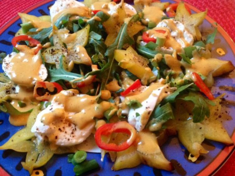 Mozzarella mit Rucola, Sternfrucht und Kaktusfeigen Dressing - einfach ...
