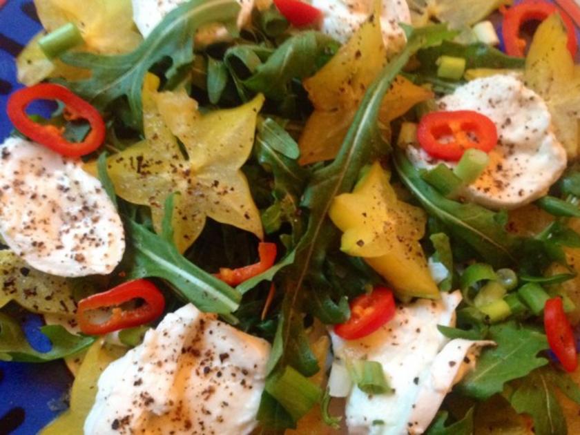 Mozzarella mit Rucola, Sternfrucht und Kaktusfeigen Dressing - einfach ...