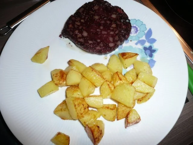 Hausmacher Blutwurst mit Bratkartoffel & Endiviensalat. - Rezept - Bild Nr. 6