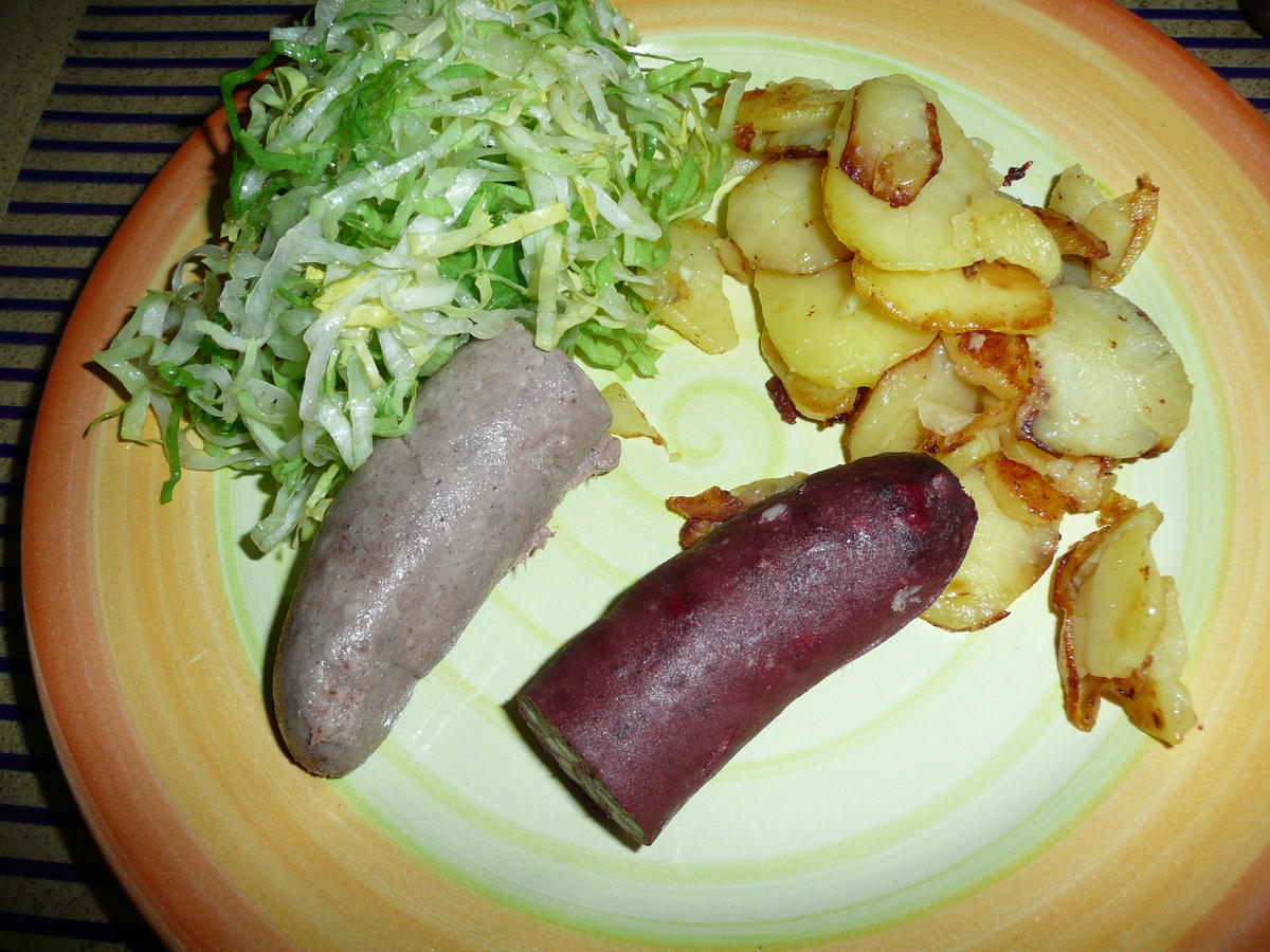 Hausmacher Blutwurst mit Bratkartoffel & Endiviensalat. - Rezept - Bild Nr. 2708