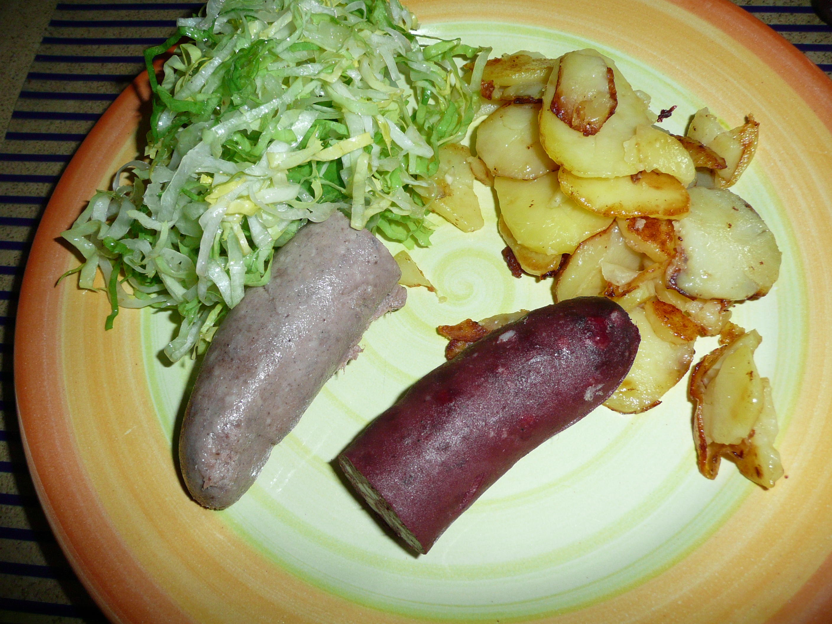 Bilder für Hausmacher Blutwurst mit Bratkartoffel & Endiviensalat. - Rezept