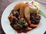Hirsch-Ragout mit Apfel und Püree - Rezept