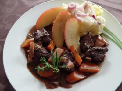 Rezept: Hirsch-Ragout mit Apfel und Püree Hirsch-Ragout mit Apfel und Püree - Rezept