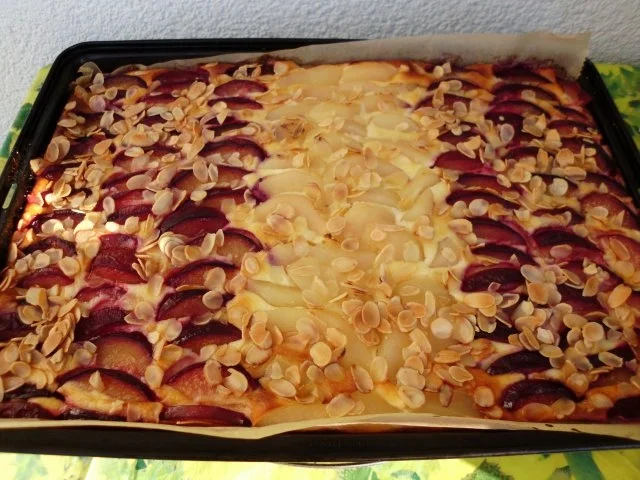 Rezept: Käsekuchen vom Blech mit Pflaumen und Birnen Käsekuchen vom Blech mit Pflaumen und Birnen - Rezept