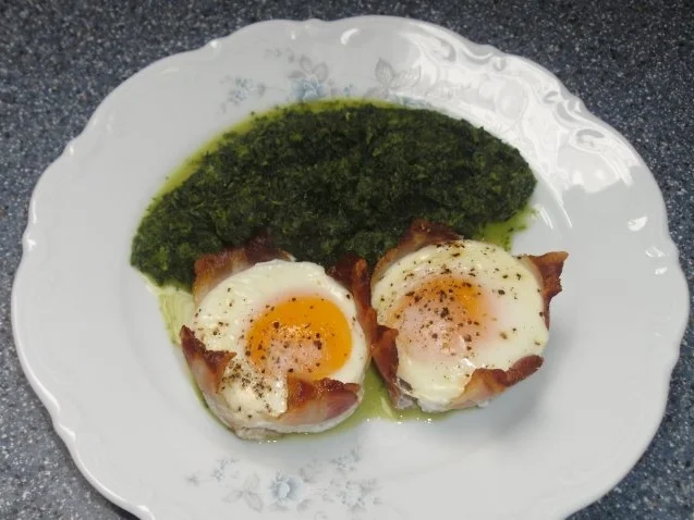 Ei im Speckkörbchen mit Spinat - Rezept