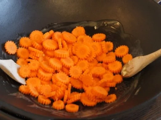 Fischfilet-Wok mit Kaiserschoten und Möhrenblüten - Rezept - Bild Nr. 8