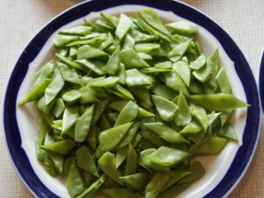 Fischfilet-Wok mit Kaiserschoten und Möhrenblüten - Rezept - Bild Nr. 3