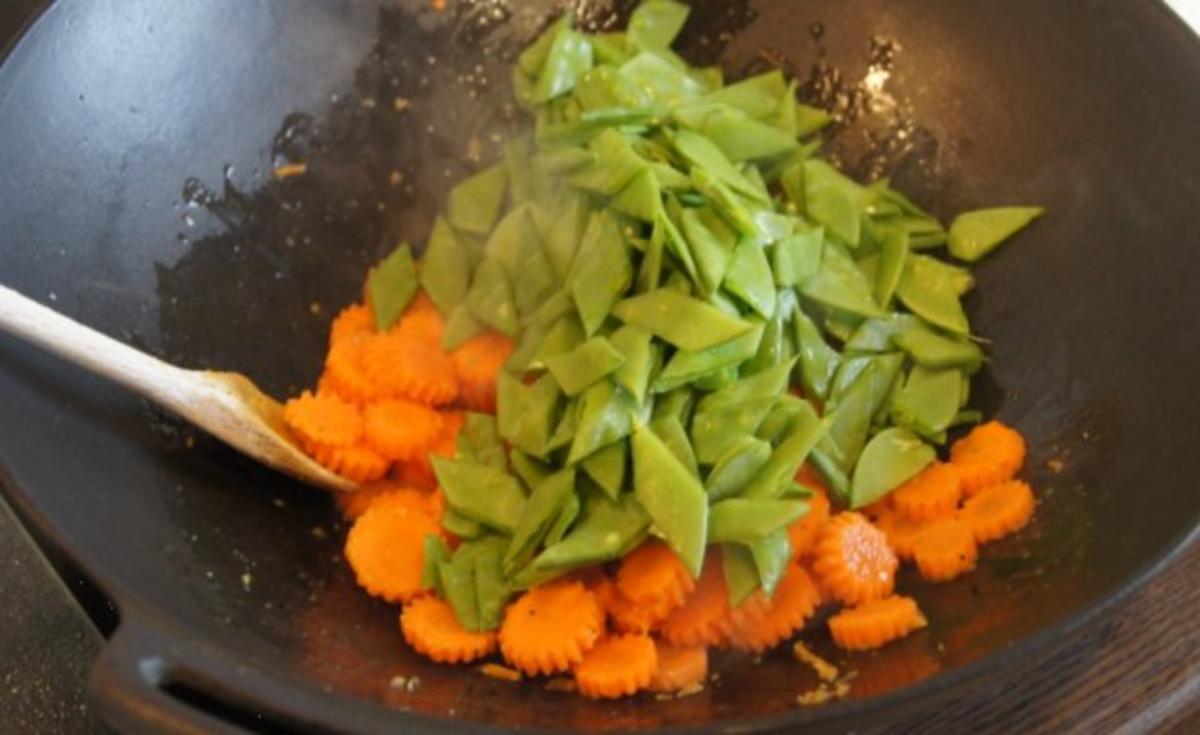 Fischfilet-Wok mit Kaiserschoten und Möhrenblüten - Rezept - Bild Nr. 9