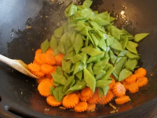 Fischfilet-Wok mit Kaiserschoten und Möhrenblüten - Rezept - Bild Nr. 9