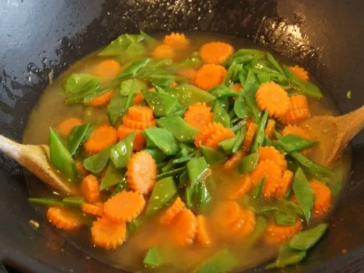 Fischfilet-Wok mit Kaiserschoten und Möhrenblüten - Rezept - Bild Nr. 11