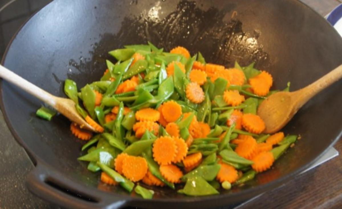 Fischfilet-Wok mit Kaiserschoten und Möhrenblüten - Rezept - Bild Nr. 10