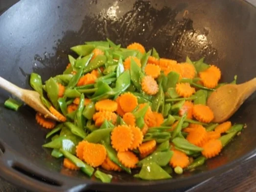 Fischfilet-Wok mit Kaiserschoten und Möhrenblüten - Rezept - Bild Nr. 10