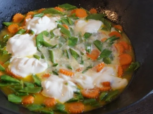 Fischfilet-Wok mit Kaiserschoten und Möhrenblüten - Rezept - Bild Nr. 12