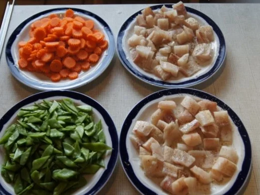 Fischfilet-Wok mit Kaiserschoten und Möhrenblüten - Rezept - Bild Nr. 6