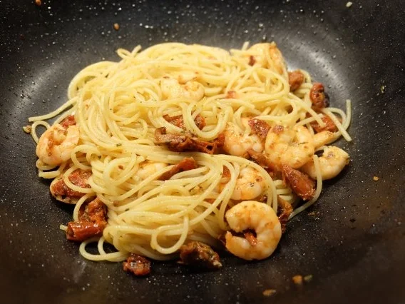 Garnelen Nudel Pfanne mit eingelegten Tomaten - Rezept