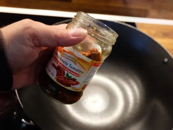 Garnelen Nudel Pfanne mit eingelegten Tomaten - Rezept - Bild Nr. 2