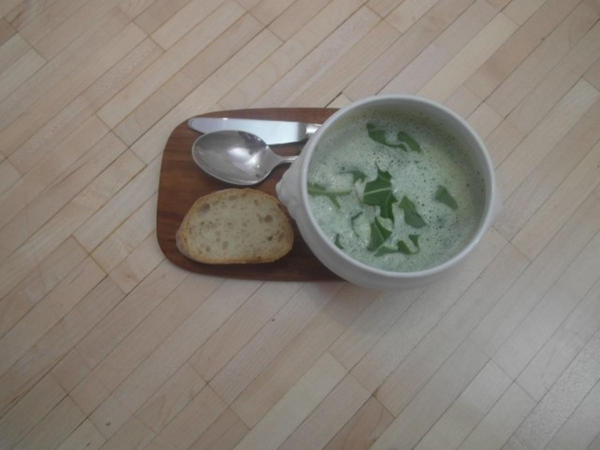 Frische grüne Rucola-Kräuter-Suppe mit Kräuterbutter alla casa und italienischem Brot - Rezept