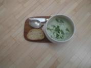 Frische grüne Rucola-Kräuter-Suppe mit Kräuterbutter alla casa und italienischem Brot - Rezept