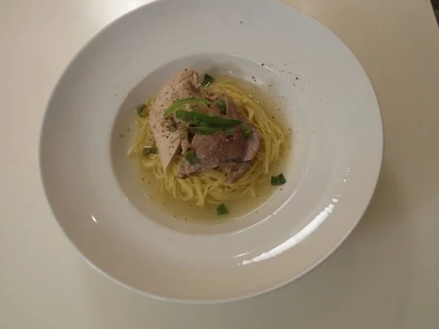 Sommerliches Perlhuhn mit 80 Knoblauchzehen, kandierten Zitronen & Verveine an Spaghettini - Rezept