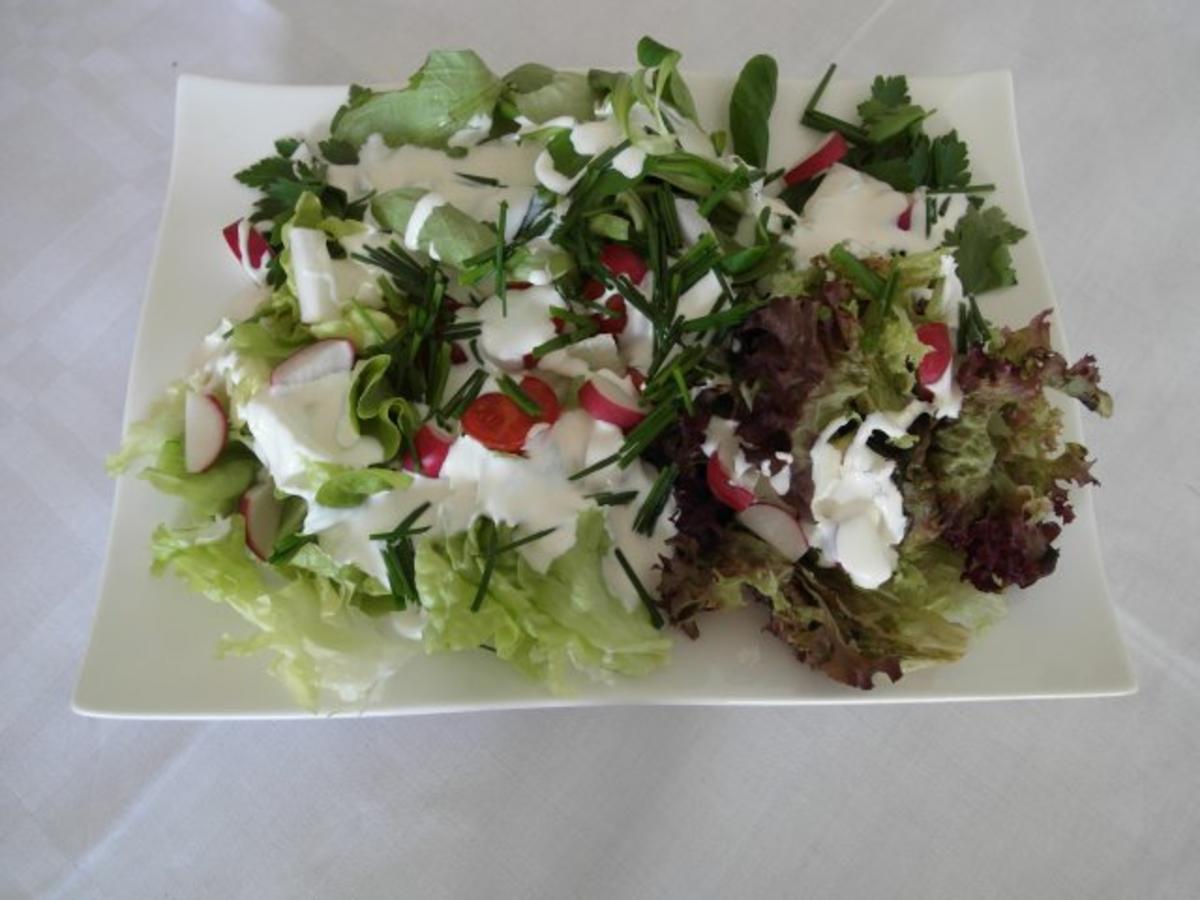 Frische bergische Salatplatte mit einem deftigen Schmand-Dressing - Rezept