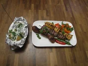 Spießplatte mit Folien-Landkartoffel, Saurrahm und Paprika Gemüse - Rezept