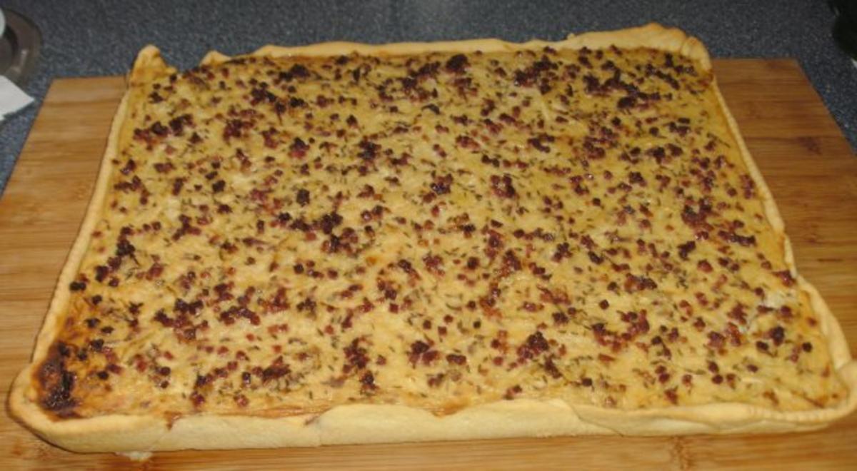 Bilder für Zwiebelkuchen mit Zwiebeln und Speckwürfel - Rezept