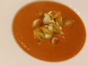Tomatensuppe mit Tatar von Scamorza und gelben Minitomaten - Rezept