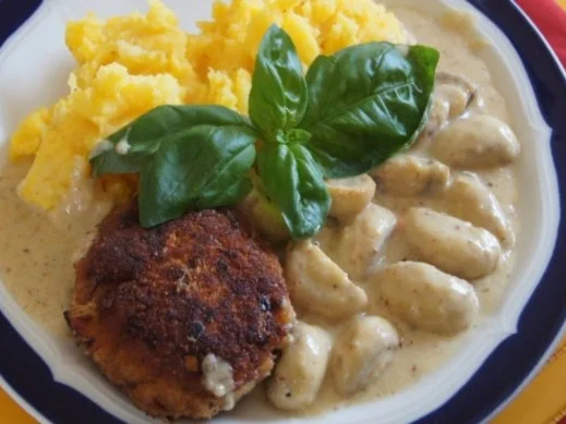 Rezept: Buletten mit Rahmchampignons und Kürbis-Kartoffelstampf Buletten mit Rahmchampignons und Kürbis-Kartoffelstampf - Rezept